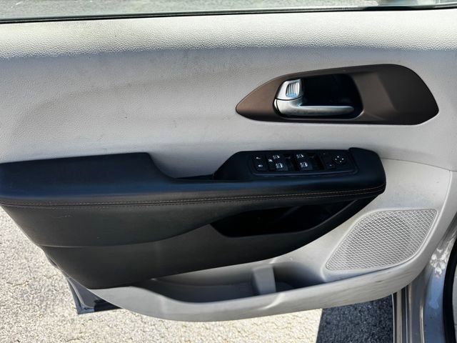 Used 2017 Chrysler Pacifica Touring-L Plus w/ Tire & Wheel Group FWD image 22