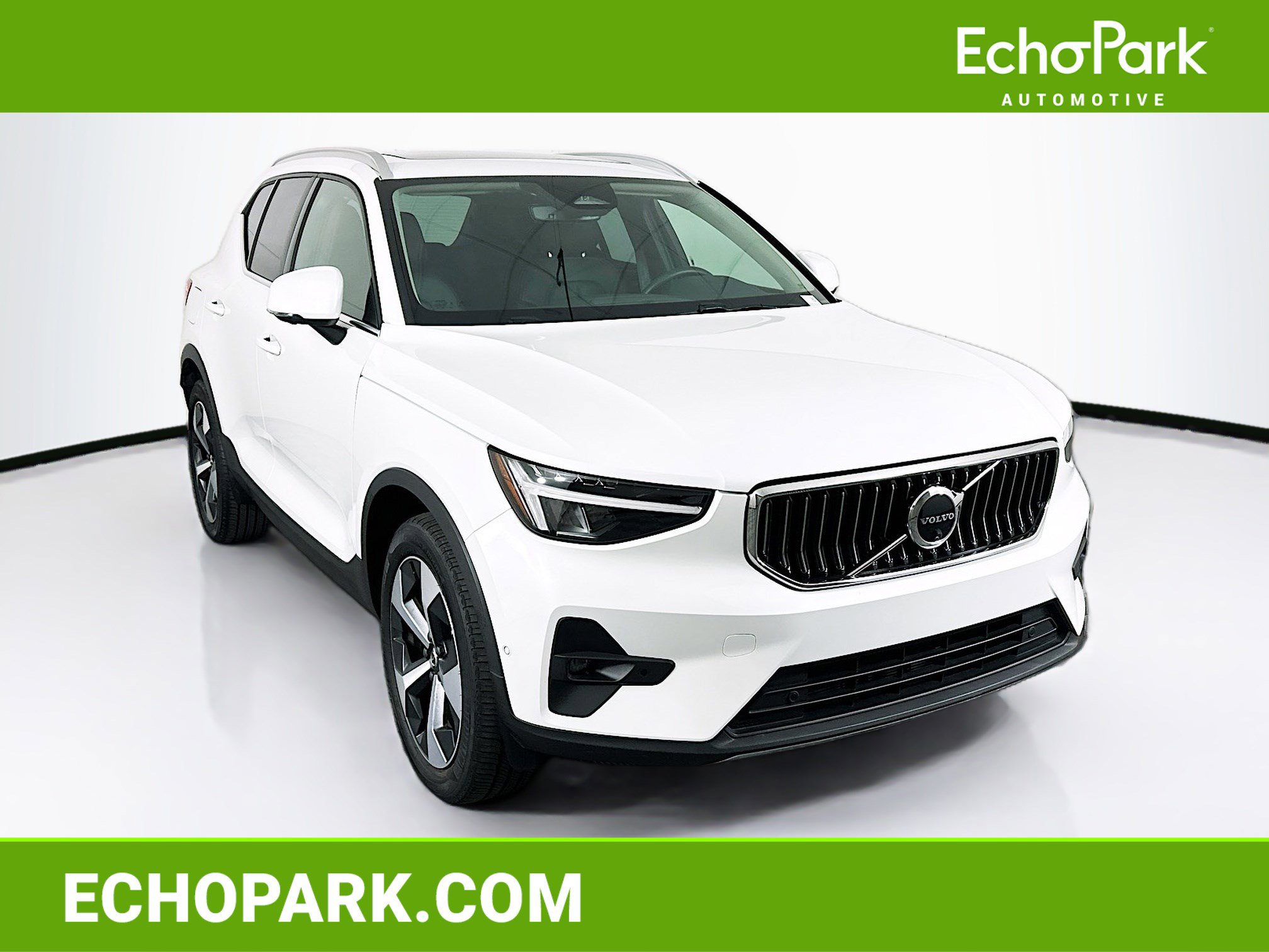Used 2025 Volvo XC40 B5 Plus AWD/4WD image 1