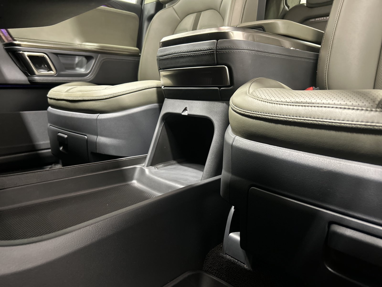 Used 2022 Rivian R1T Adventure AWD/4WD image 31