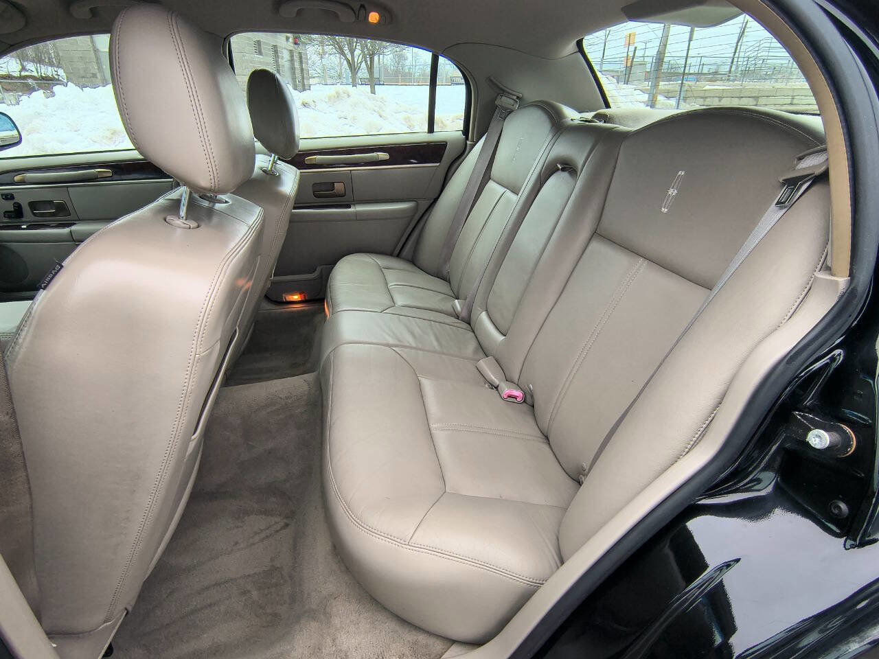 Used 2009 Lincoln Town Car Signature Limited image 16