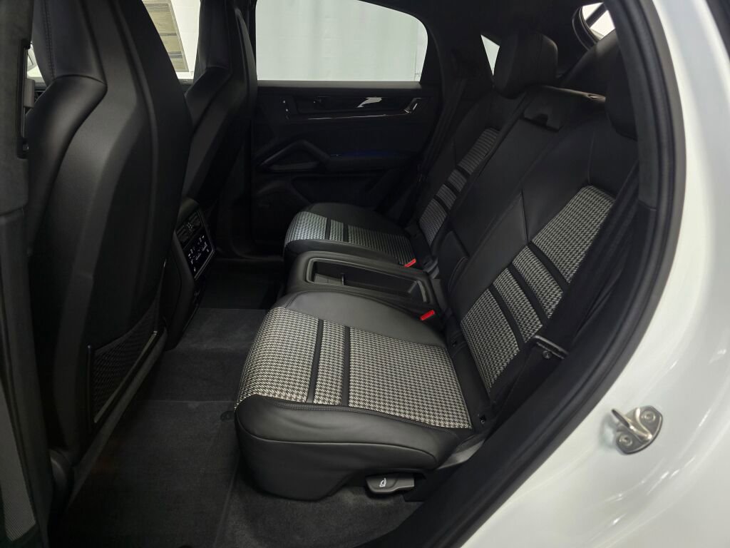 New 2026 Porsche Cayenne GTS image 21