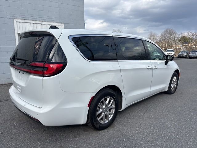 Used 2024 Chrysler Pacifica Touring-L image 5