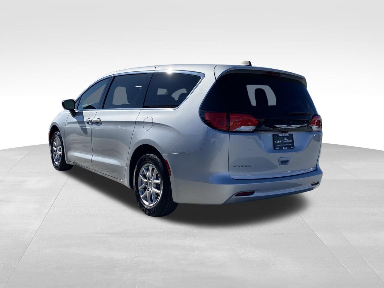 Used 2024 Chrysler Voyager LX FWD image 6