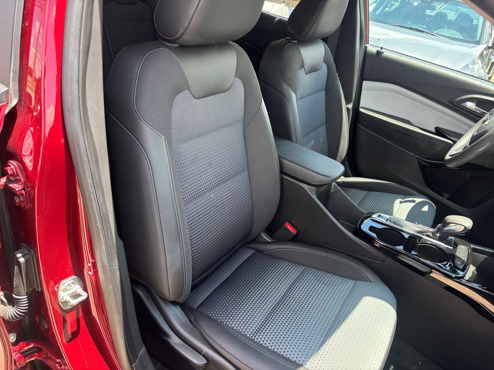 Used 2025 Chevrolet Trax LT FWD image 35
