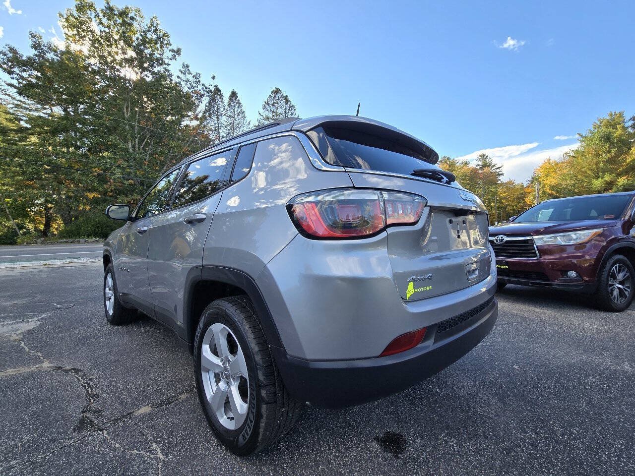 Used 2018 Jeep Compass Latitude w/ Cold Weather Group AWD/4WD image 12