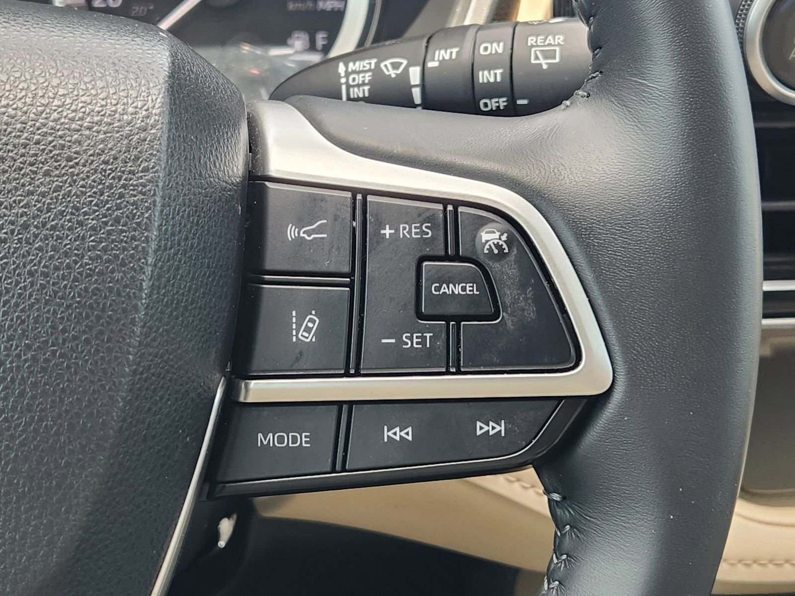 Used 2023 Toyota Highlander XLE FWD image 32