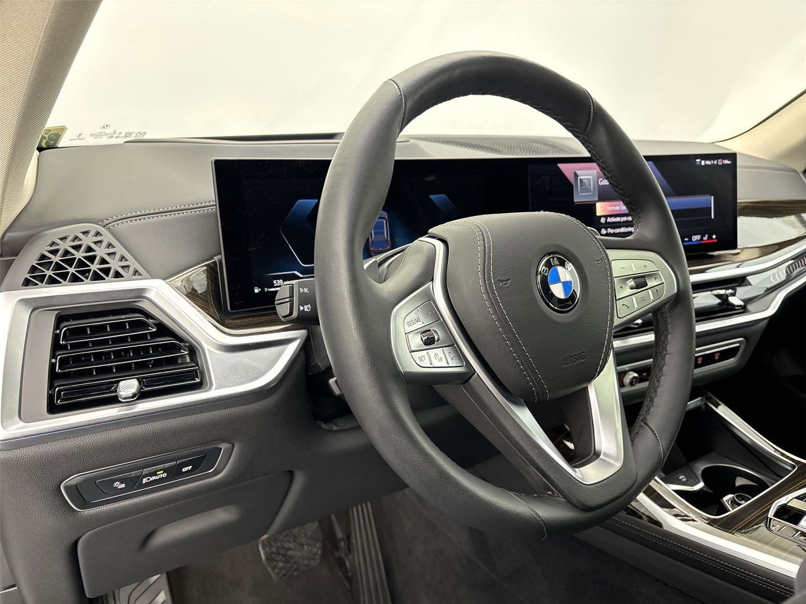 Used 2025 BMW X7 xDrive40i w/ Climate Comfort Package image 22