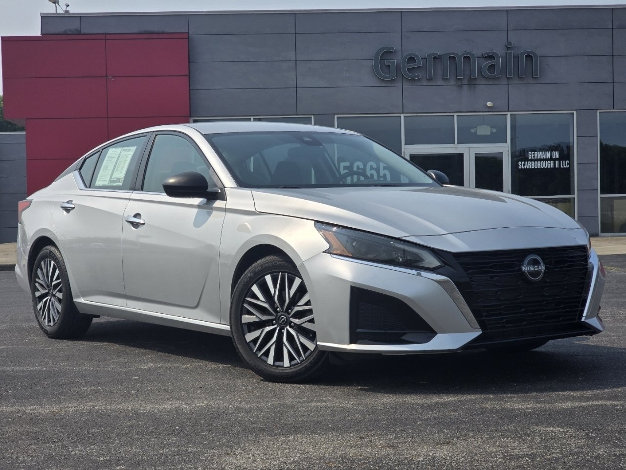 Used 2024 Nissan Altima 2.5 SV FWD image 2
