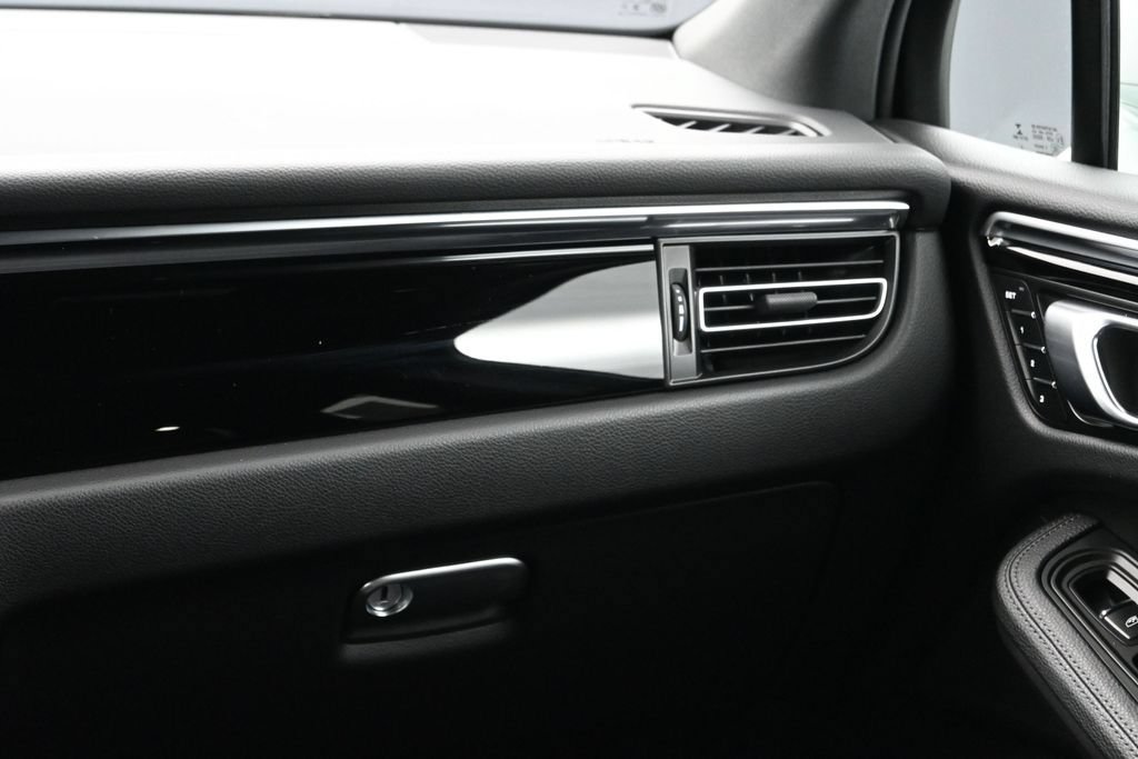 Certified 2023 Porsche Macan AWD/4WD image 22