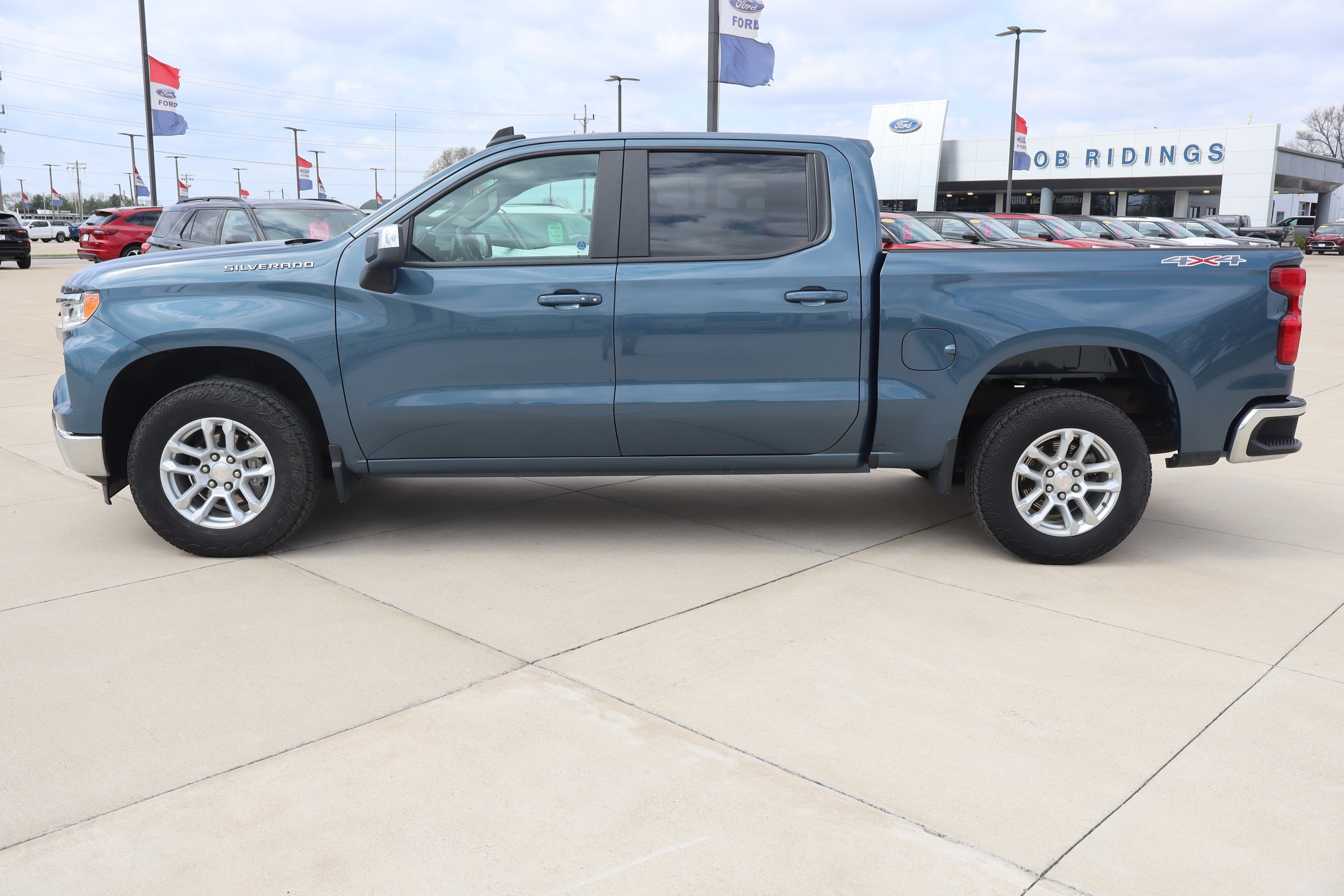 Used 2024 Chevrolet Silverado 1500 LT AWD/4WD image 9
