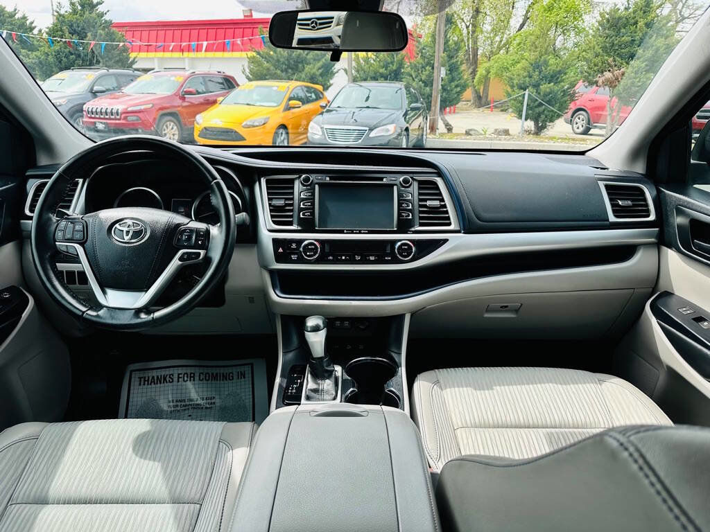 Used 2017 Toyota Highlander Plus w/ Carpet Mat Package AWD/4WD image 9