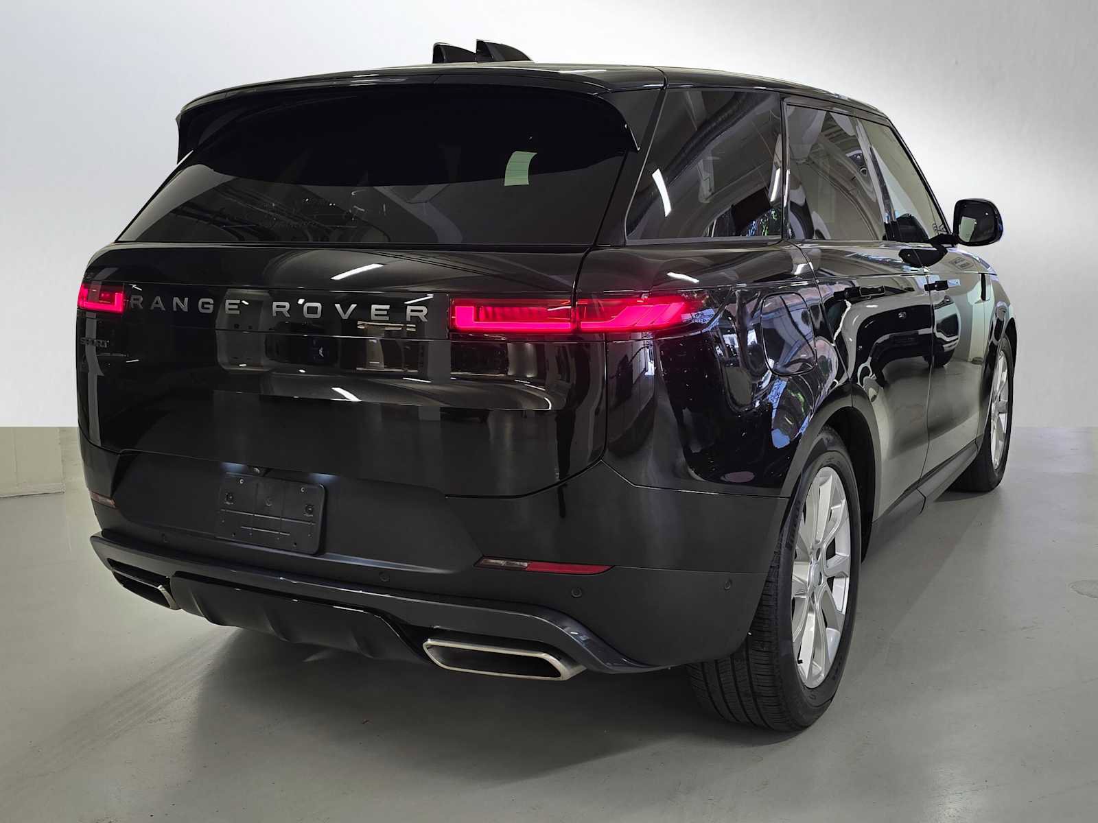 Used 2025 Land Rover Range Rover Sport SE AWD/4WD image 5