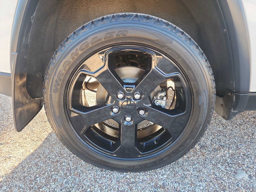 Used 2018 Jeep Grand Cherokee Laredo AWD/4WD image 11