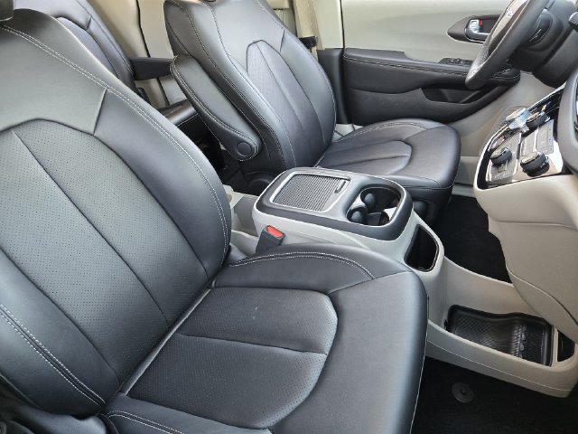 Used 2024 Chrysler Pacifica Touring-L FWD image 14