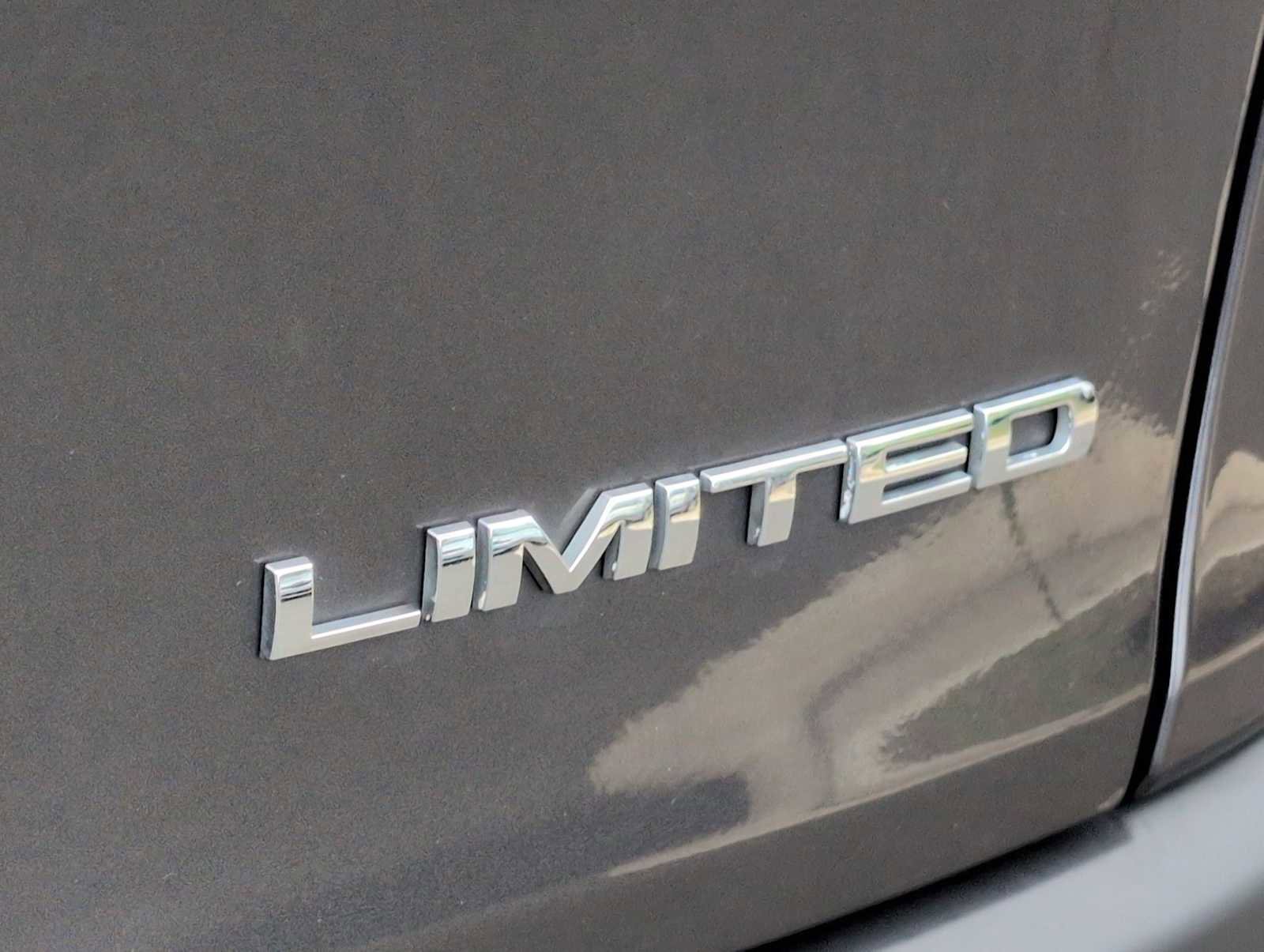 Used 2015 Jeep Cherokee Limited w/ Luxury Group image 13