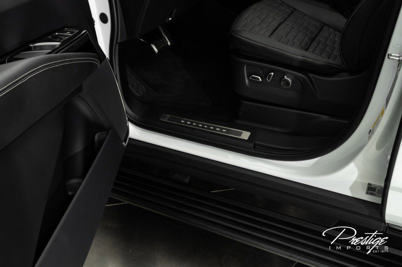 Used 2025 Cadillac Escalade ESV V image 23