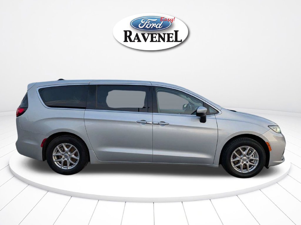 Used 2023 Chrysler Pacifica Touring-L FWD image 3