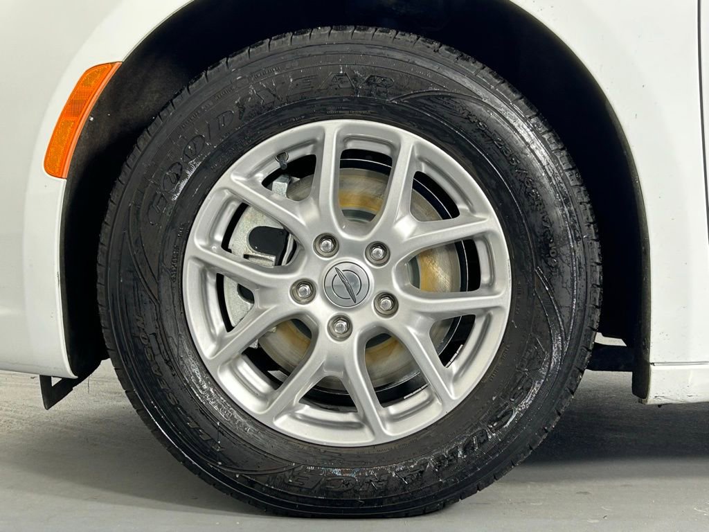 Used 2023 Chrysler Pacifica Touring-L image 34