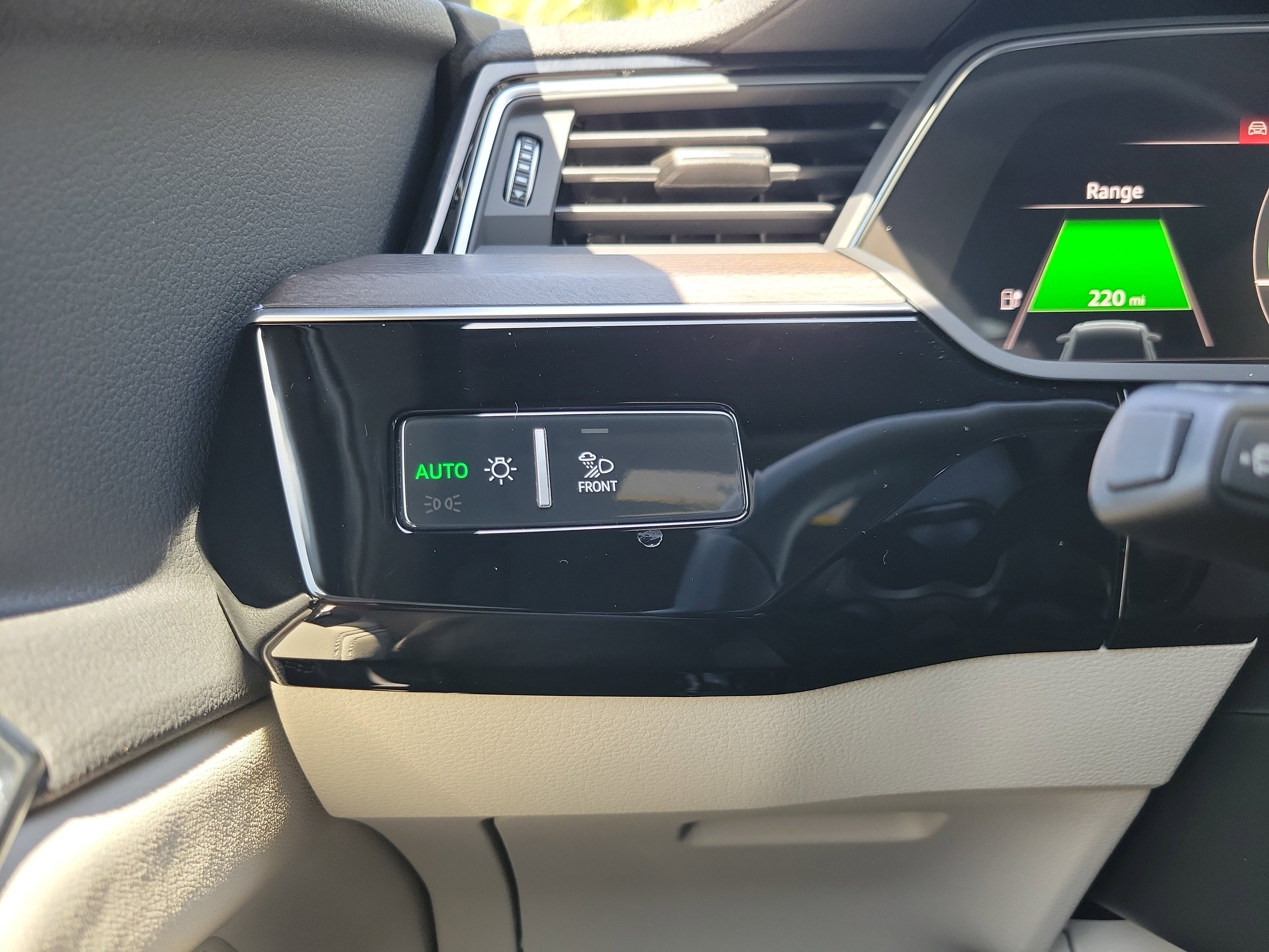 Used 2024 Audi Q8 e-tron Premium Plus w/ Premium Plus Package AWD/4WD image 27