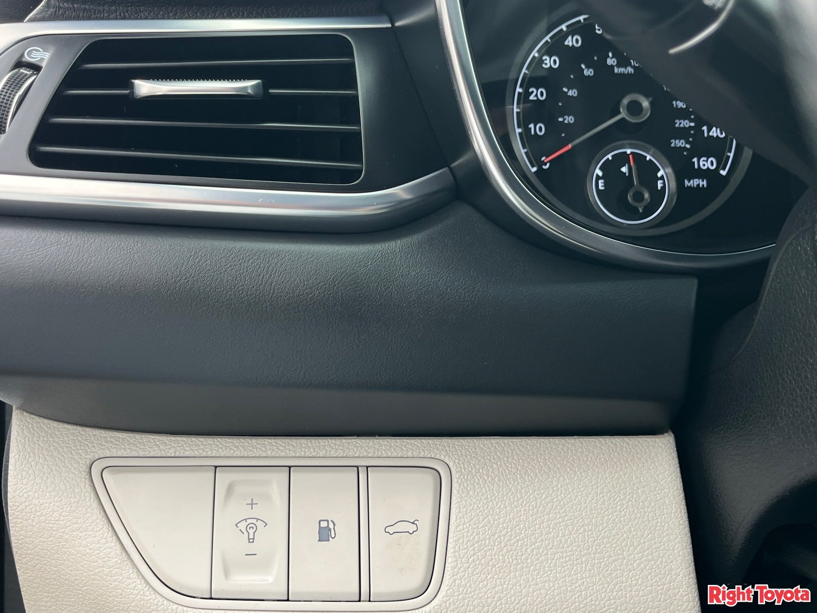 Used 2022 Genesis G70 2.0T RWD image 31