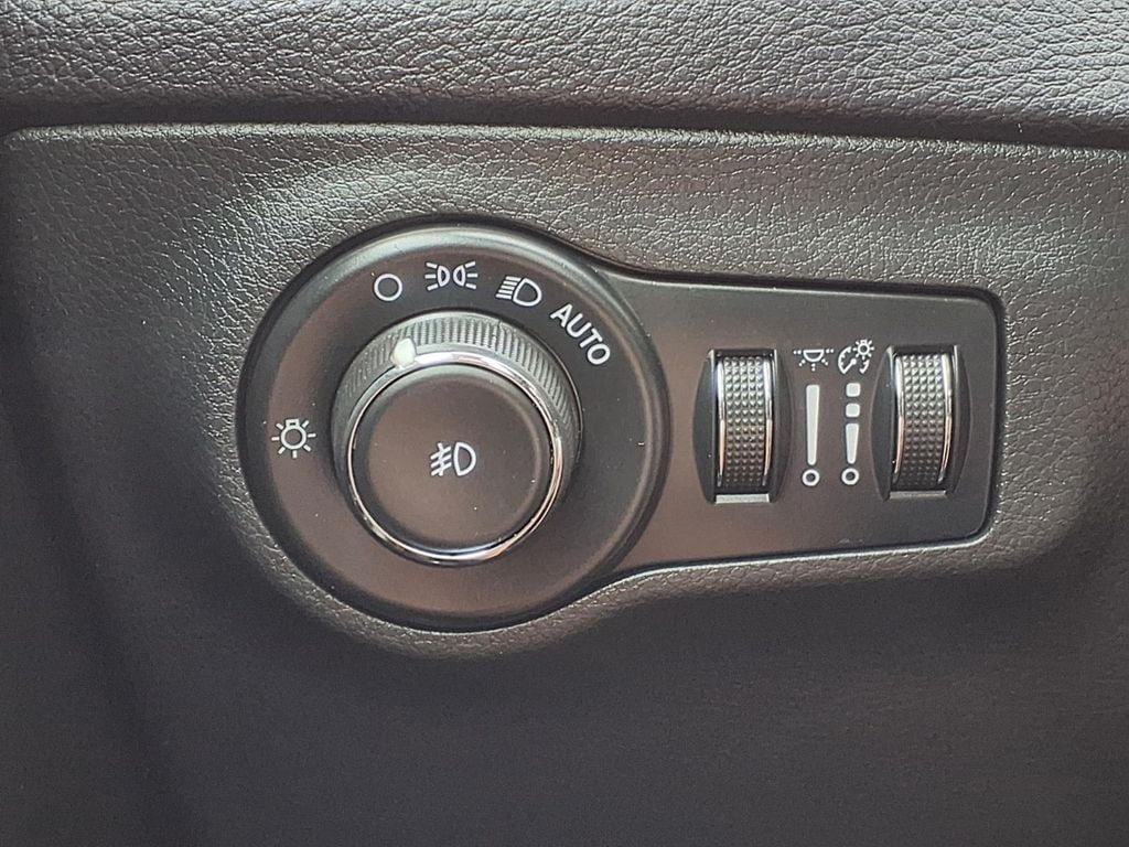 Used 2018 Jeep Compass Limited w/ Navigation Group AWD/4WD image 16