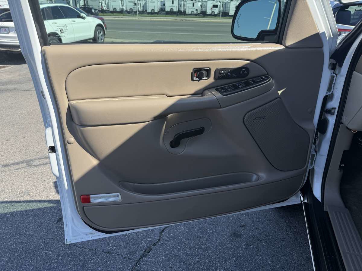 Used 2006 Chevrolet Suburban 2500 LT w/ Preferred Equipment Group image 10