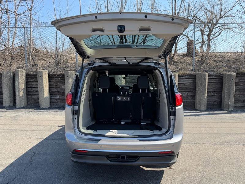 Used 2020 Chrysler Pacifica Touring-L FWD image 36