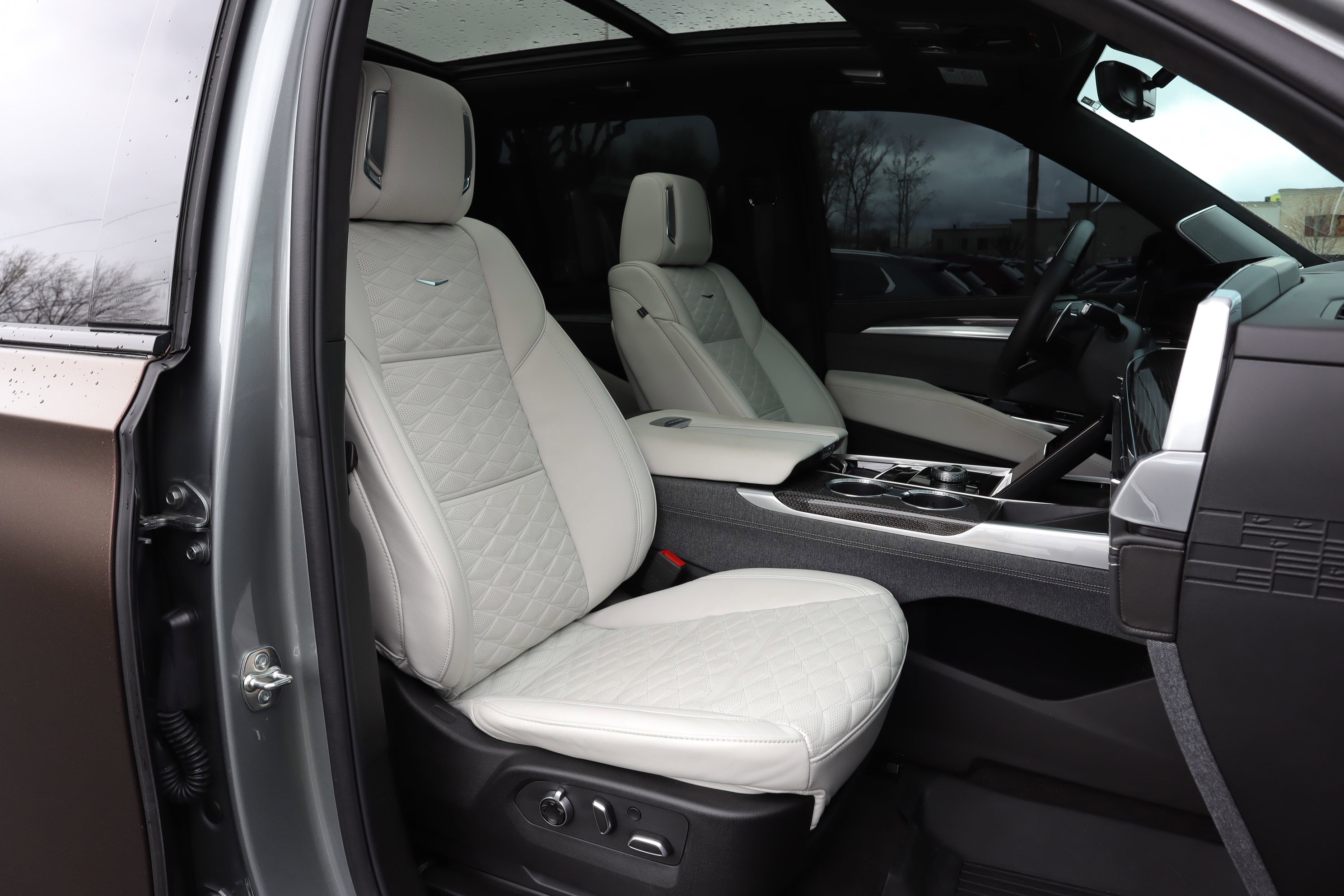 Used 2025 Cadillac Escalade V w/ LPO, ONYX Package image 31