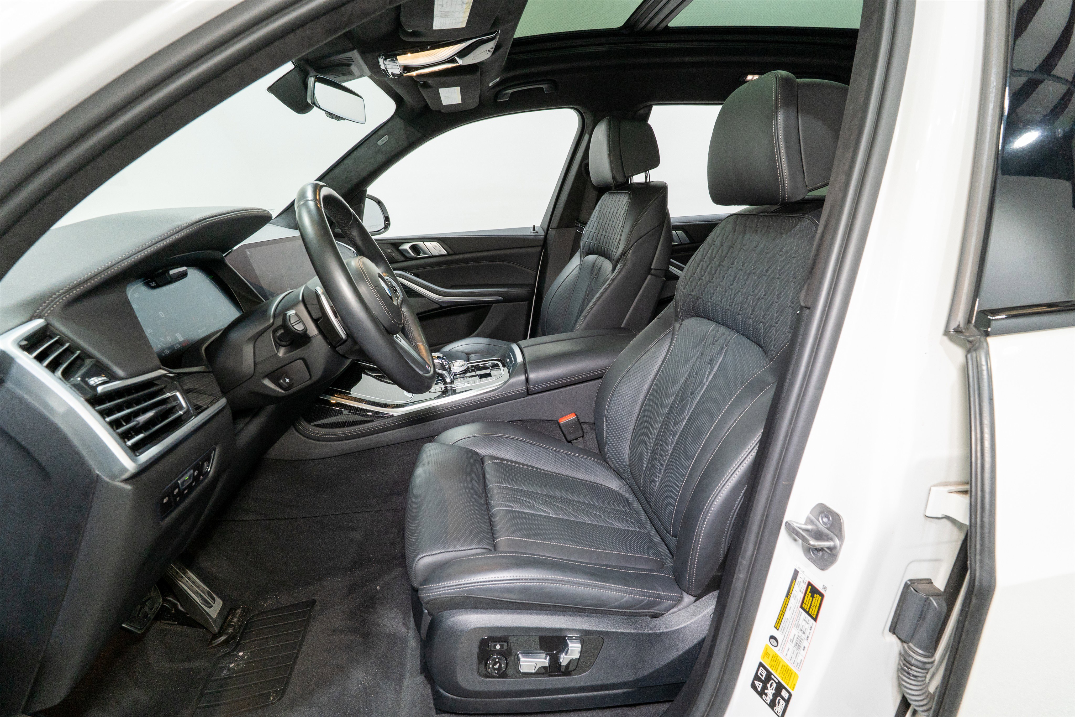 Used 2022 BMW X7 M50i image 17