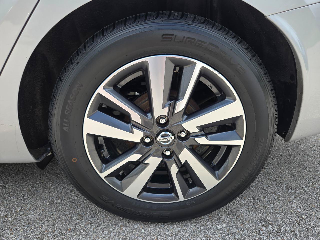 Used 2021 Nissan Versa SV FWD image 9