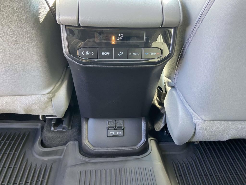 Used 2025 Toyota Highlander XLE image 20