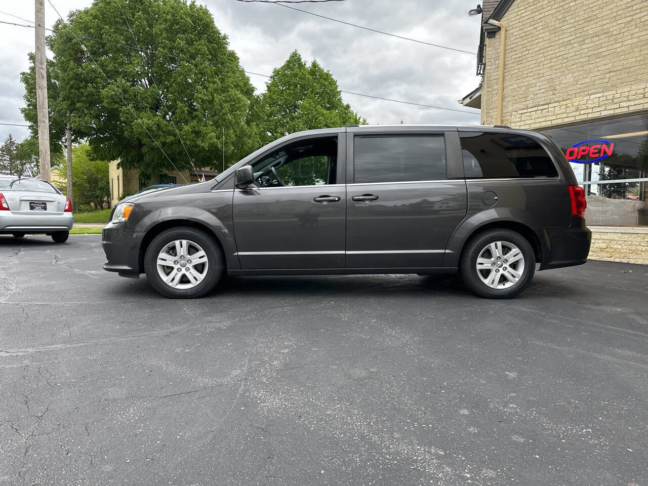 Used 2018 Dodge Grand Caravan SXT image 2