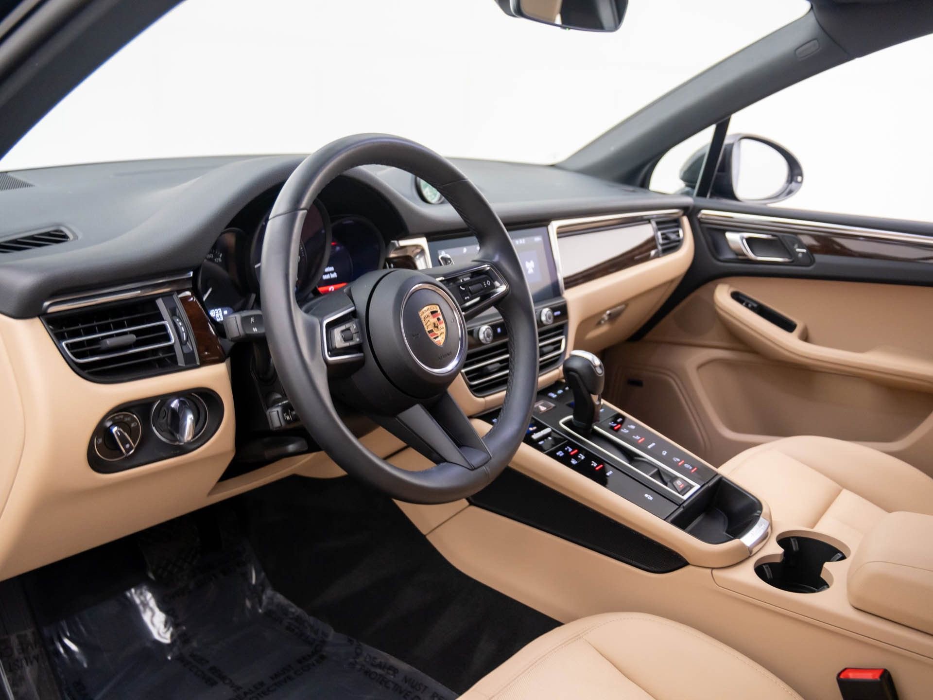 Certified 2025 Porsche Macan image 4
