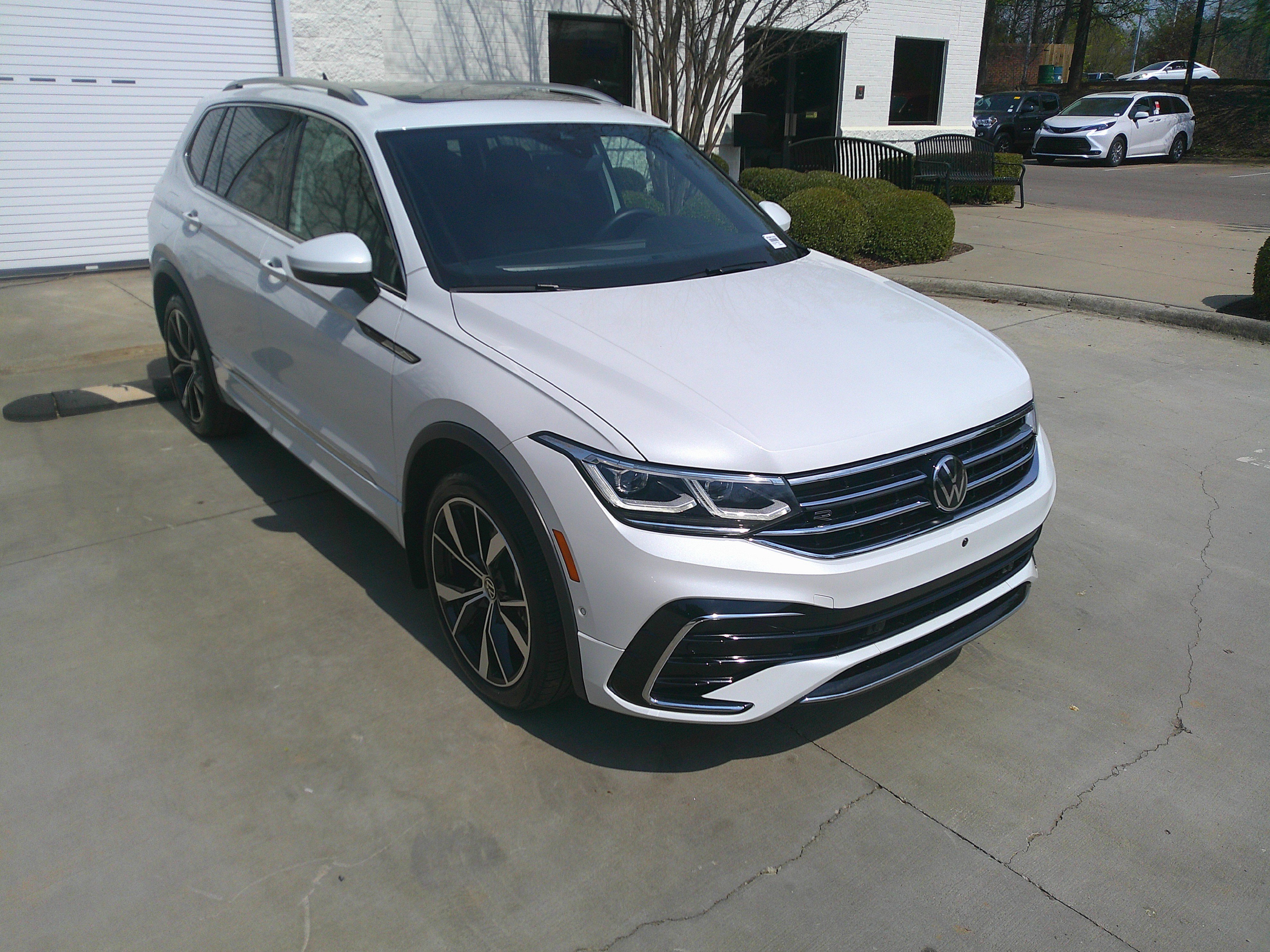 Used 2024 Volkswagen Tiguan SEL R-Line image 2