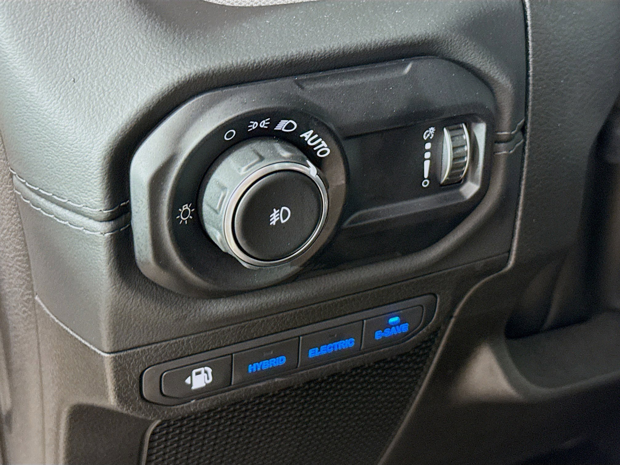 Used 2024 Jeep Wrangler Unlimited Sahara w/ Technology Group image 9