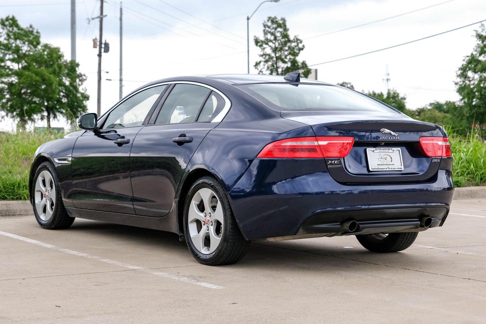 Used 2017 Jaguar XE RWD image 10