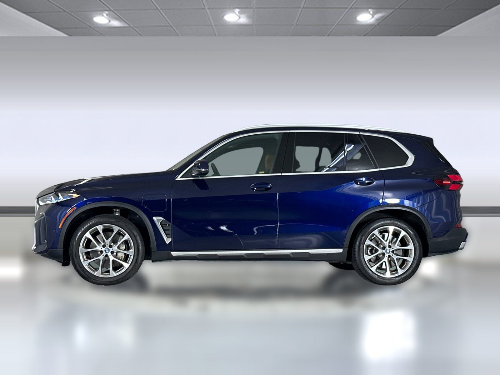 Used 2024 BMW X5 xDrive50e w/ Premium Package AWD/4WD image 2