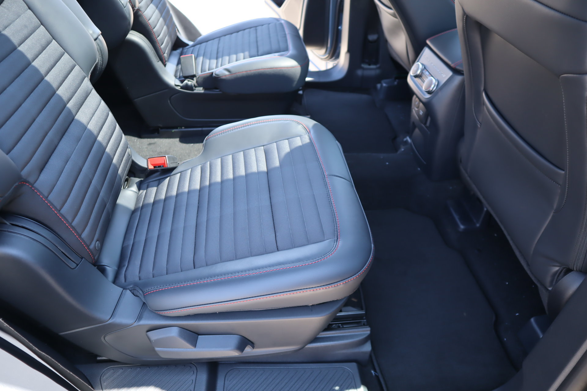 New 2026 Ford Explorer ST-Line w/ ST-Line Street Pack AWD/4WD image 17