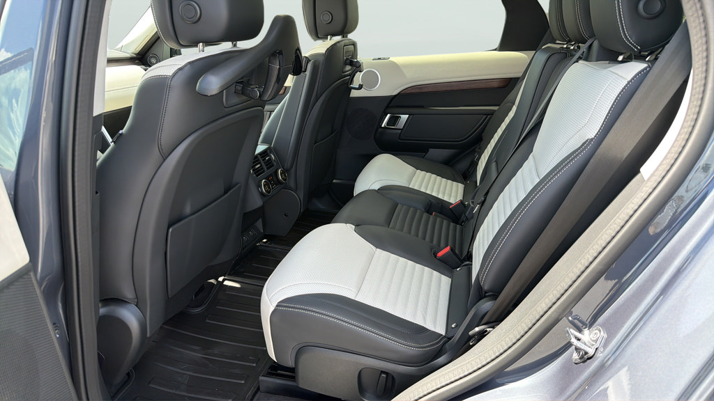 New 2026 Land Rover Discovery Dynamic SE AWD/4WD image 18