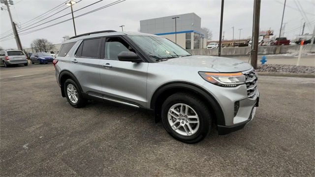 Used 2025 Ford Explorer Active image 2