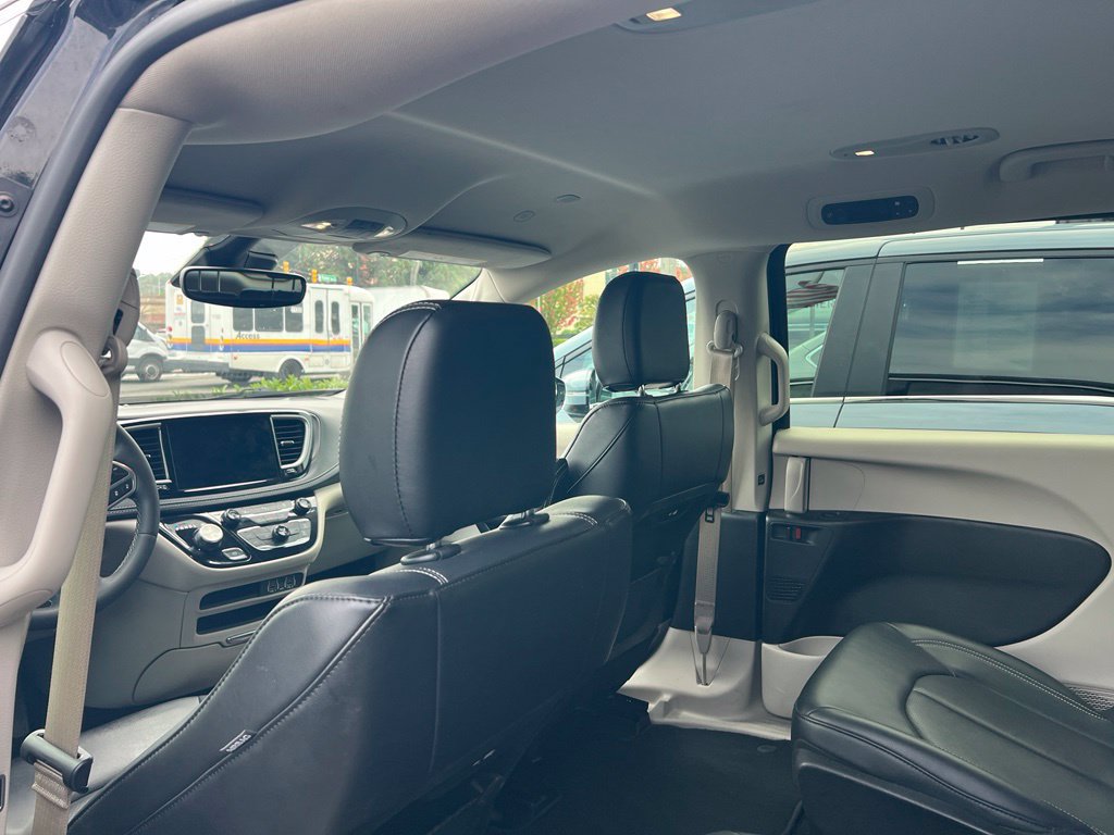 Used 2024 Chrysler Pacifica Limited FWD image 9