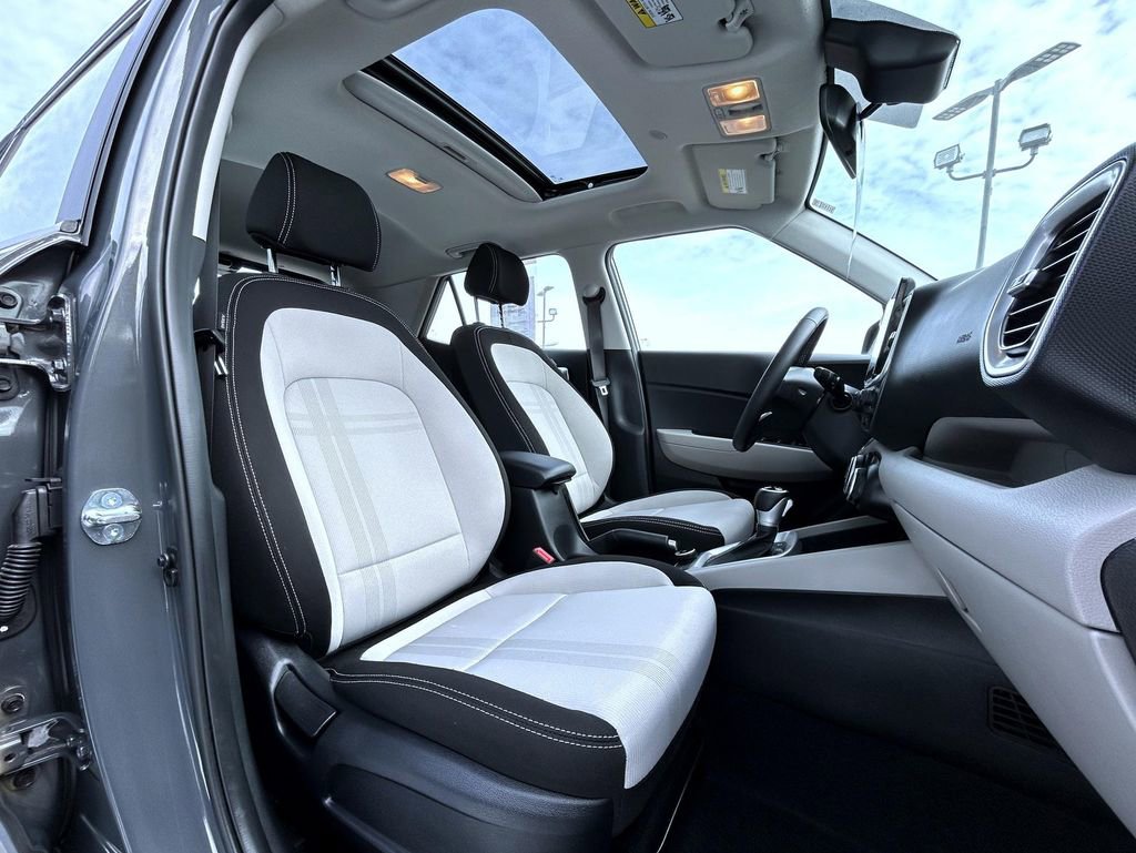 Used 2025 Hyundai Venue SEL image 15