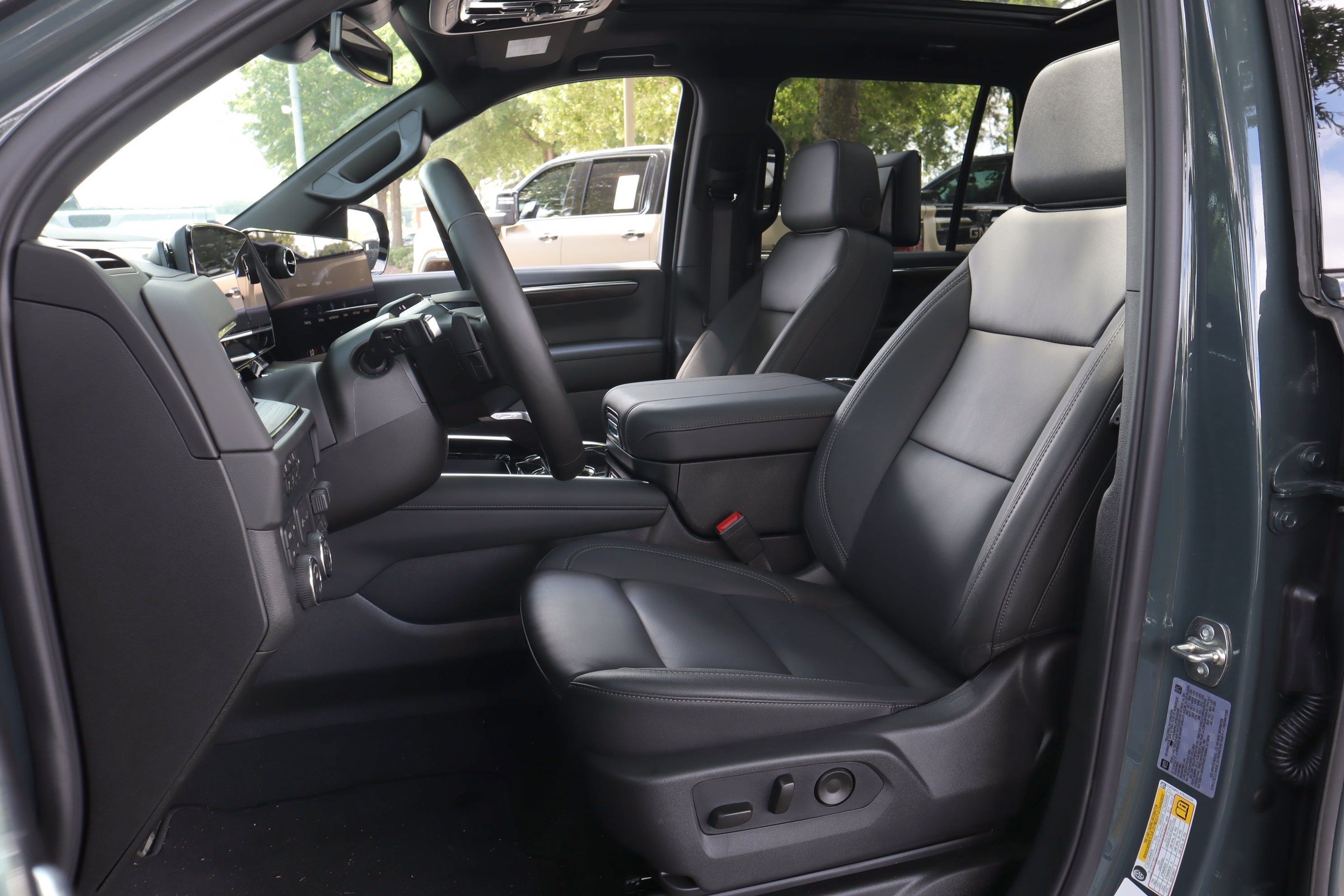 Used 2026 Chevrolet Tahoe Z71 w/ Z71 Off-Road Package AWD/4WD image 9