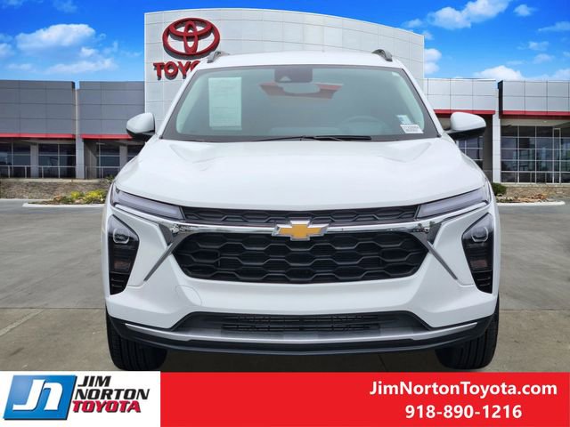 Used 2025 Chevrolet Trax LT w/ Driver Confidence Package FWD image 2