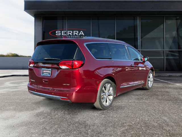 Used 2018 Chrysler Pacifica Limited w/ Tire & Wheel Group FWD image 5