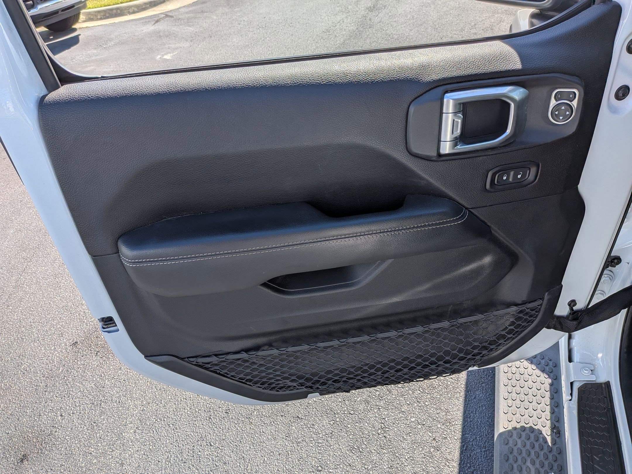 Used 2019 Jeep Wrangler Unlimited Sahara image 11