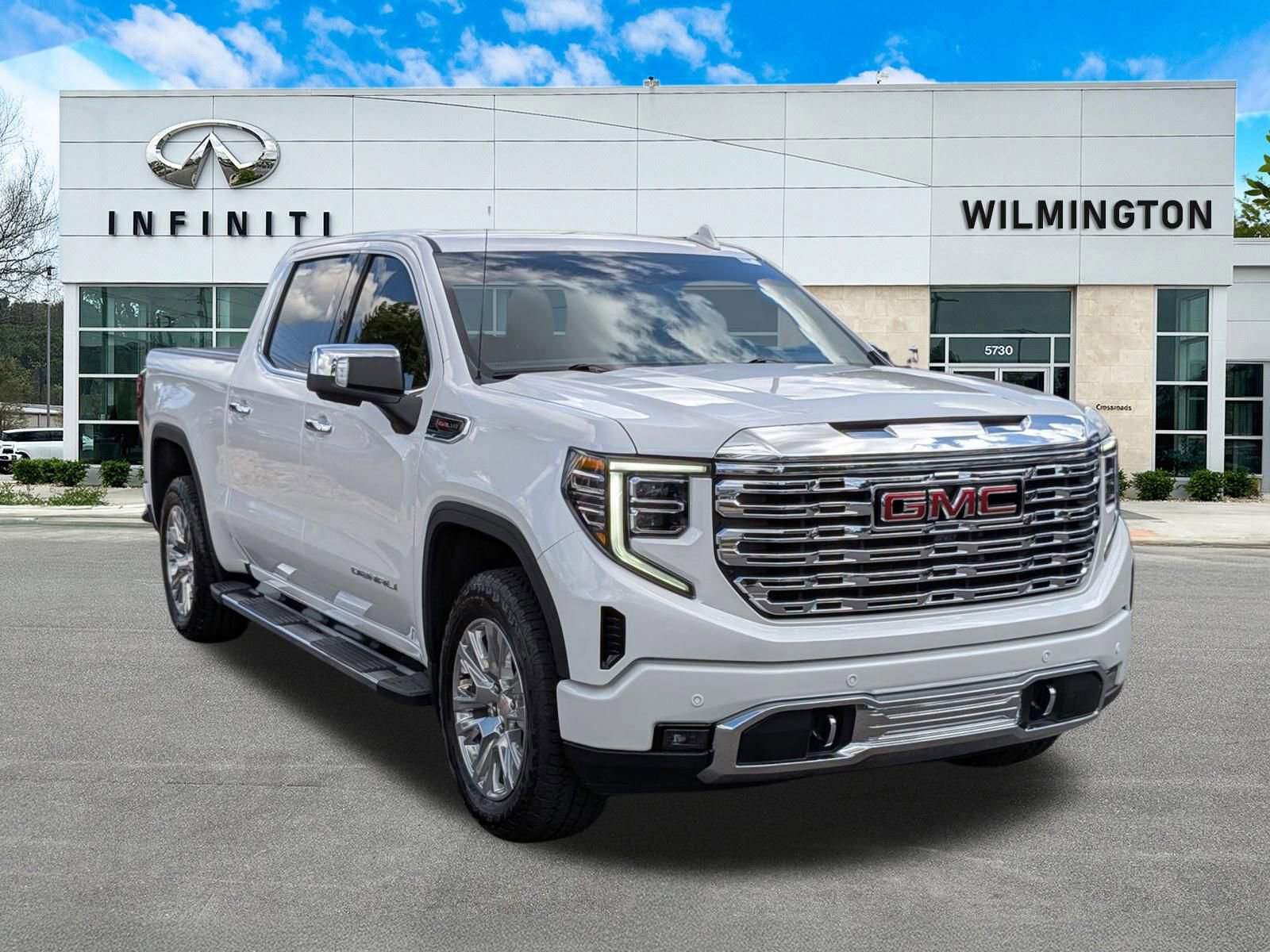 Used 2023 GMC Sierra 1500 Denali w/ Technology Package AWD/4WD image 1