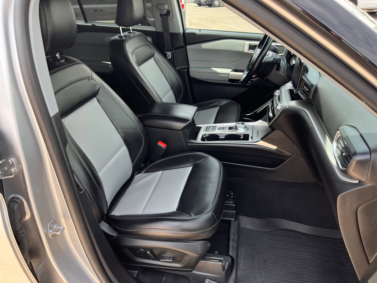 Used 2022 Ford Explorer XLT w/ Equipment Group 202A image 29