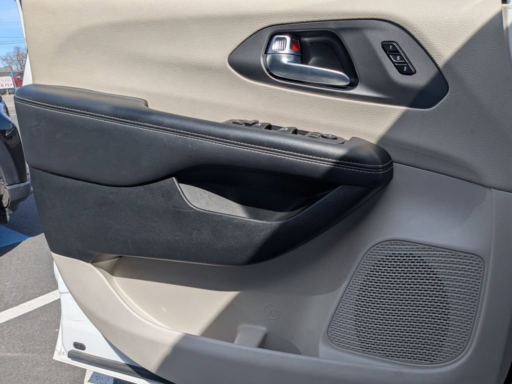 Used 2023 Chrysler Pacifica Touring-L image 11