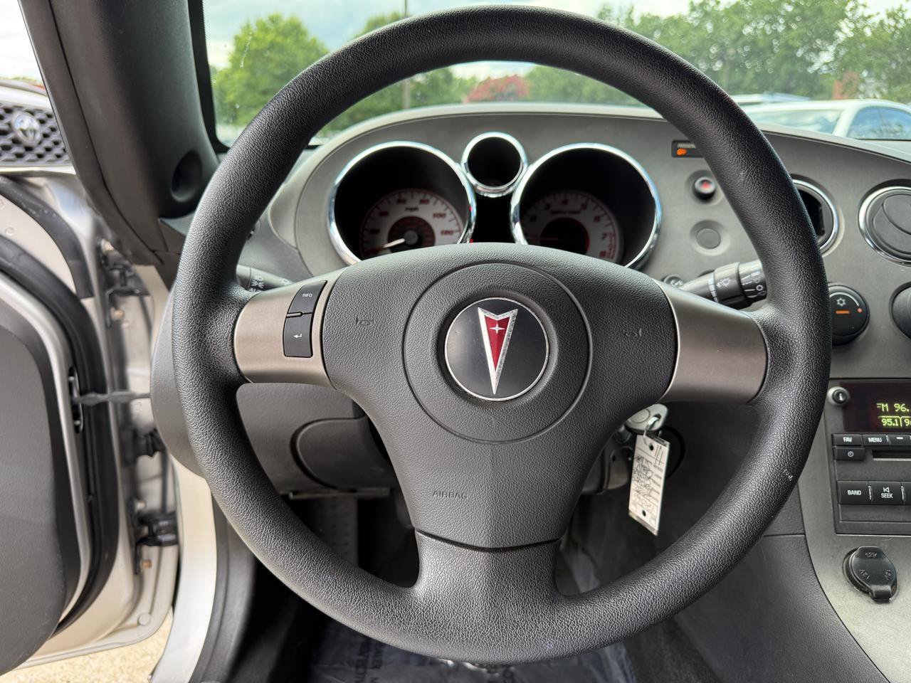 Used 2008 Pontiac Solstice Convertible image 10